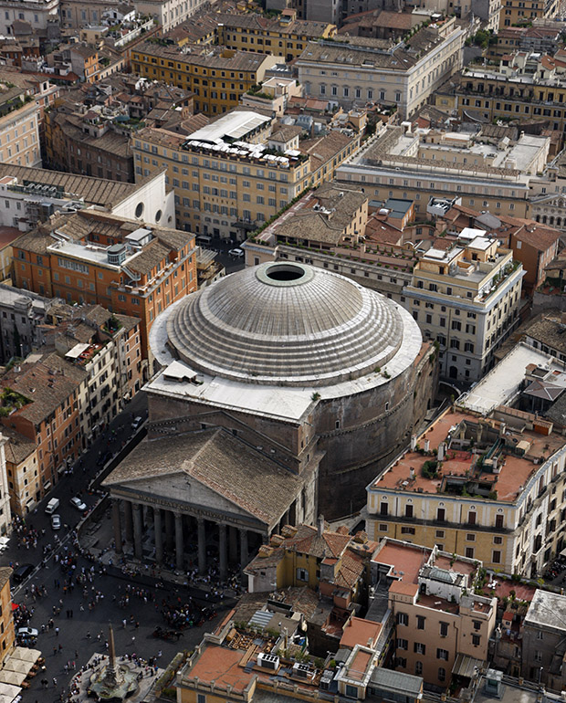 Il Pantheon con il suo famoso oculo al centro della copertura: il tempio, fatto costruire dall’imperatore Adriano all’inizio del II secolo, nel VII divenne basilica cristiana con il titolo di Santa Maria ad Martyres